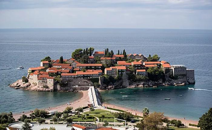 Россияне начали срочно переоформлять купленную в Черногории недвижимость